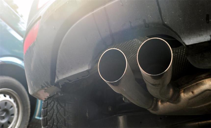 Autobauer unter Kartellverdacht - VW für Diesel-Lösung Blick auf die Auspuffrohre eines Diesel-Pkw.