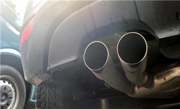 Blick auf die Auspuffrohre eines Diesel-Pkw.
