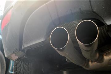 Blick auf die Auspuffrohre eines Diesel-Pkw. Foto: Hendrik Schmidt/Archiv