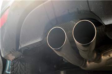 Blick auf die Auspuffrohre eines Diesel-Pkw. Foto: Hendrik Schmidt