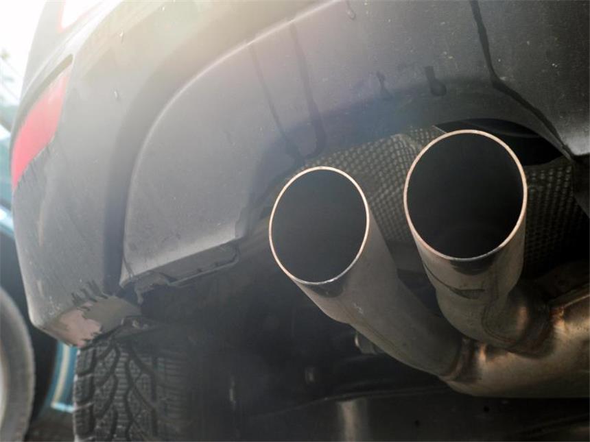 Diesel-Skandal: Abstimmung zwischen Behörde und Autobauern Blick auf die Auspuffrohre eines Diesel-PKW. Foto: Hendrik Schmidt/Illustration