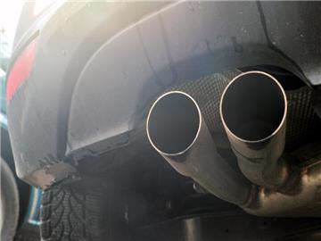 Blick auf die Auspuffrohre eines Diesel-PKW. Foto: Hendrik Schmidt/Illustration