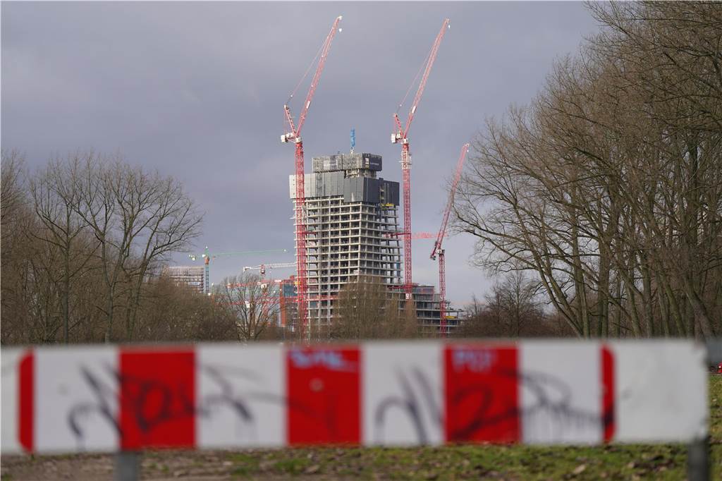 Signal Iduna investierte fast eine Milliarde Euro bei René Benko Blick auf die Baustelle des Elbtowers an den Elbbrücken in der Hafencity in Hamburg. Signal Iduna ist hier mit einem grundpfandrechtlichen Darlehen engagiert. Die wichtigsten Einheiten der Handels- und Immobiliengruppe Signa um den österreichischen Investor Benko streben ein Insolvenzverfahren an. Darunter auch die größte Immobiliengesellschaft Signa Prime Selection AG, die ein Sanierungsverfahren in Eigenverwaltung beim Handelsgericht Wien beantragte.
