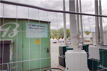 Blick auf die Baustelle für das Festi Ramazan. Zäune sind zur Absicherung errichtet worden.