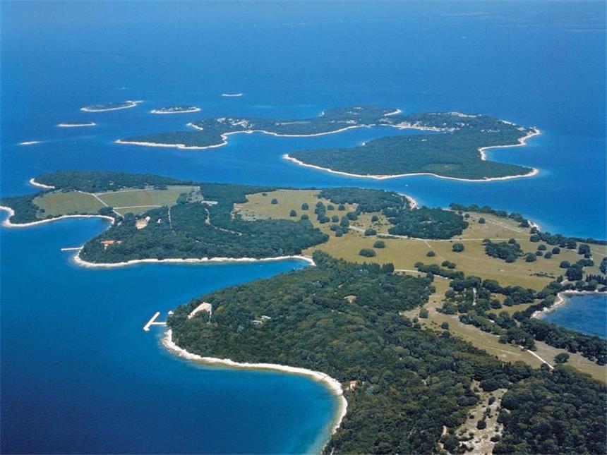 Mit Jules Vernes «Mathias Sandorf» durch Triest und Istrien Blick auf die Brijuni-Inseln: Hier traf sich im frühen 20. Jahrhundert die feine Gesellschaft Europas. Foto: Kroatische Zentrale für Tourismus/Renco Kosino?i?