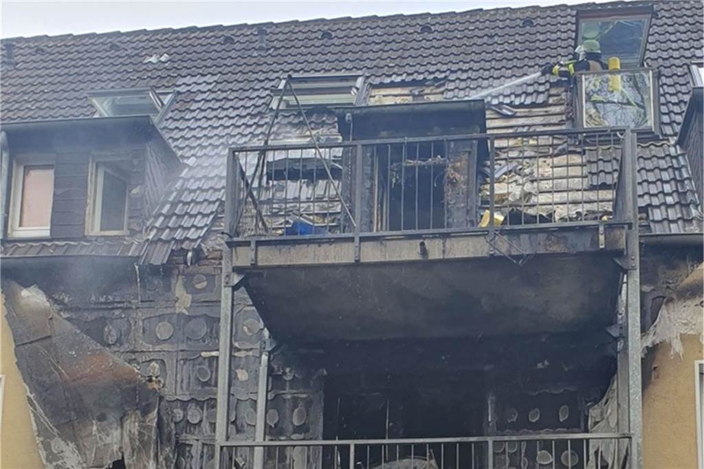 Essener Mehrfamilienhaus in Flammen aufgegangen Blick auf die Einsatzstelle in Essen.