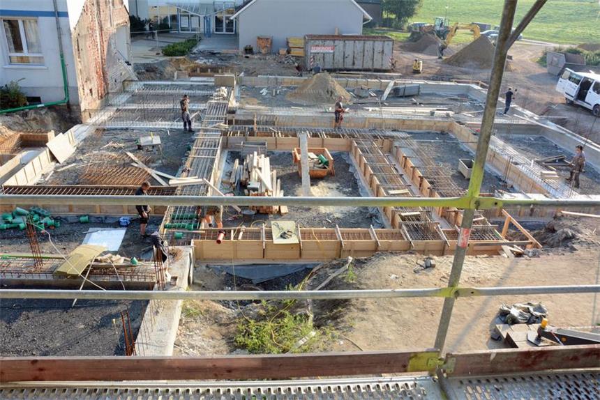 So sieht es auf der Baustelle Wieschhofschule aus Blick auf die Fundamente für die künftige Mensa und den Verwaltungstrakt.