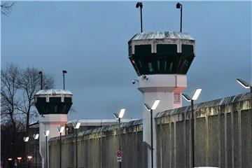 Blick auf die Gefängnismauer und zwei Wachtürme der Justizvollzugsanstalt Plötzensee in Berlin. Foto: Paul Zinken