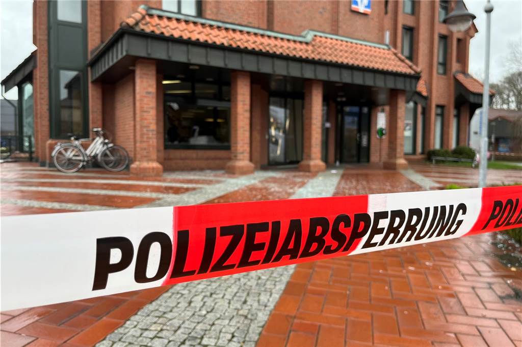 Neue Geldautomaten: Sichere Bargeldversorgung in kleinen Orten Polizeiabsperrung vor Volksbank-Filiale: Nach der Sprengung des Geldautomaten im März 2023