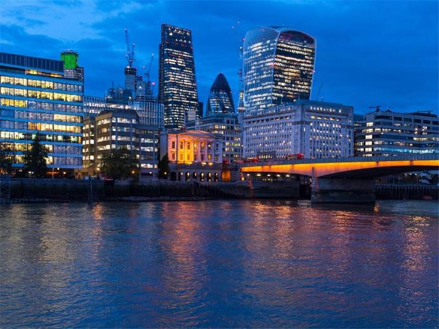 Banken und Unternehmen machen Druck auf Brexit-Unterhändler Blick auf die Hochhäuser im Finanzbezirk City of London und die London Bridge. Der Stillstand bei den Brexit-Gesprächen könnte die britische Finanzwirtschaft einem Branchenverband zufolge teuer zu stehen kommen. Foto: Monika Skolimowska