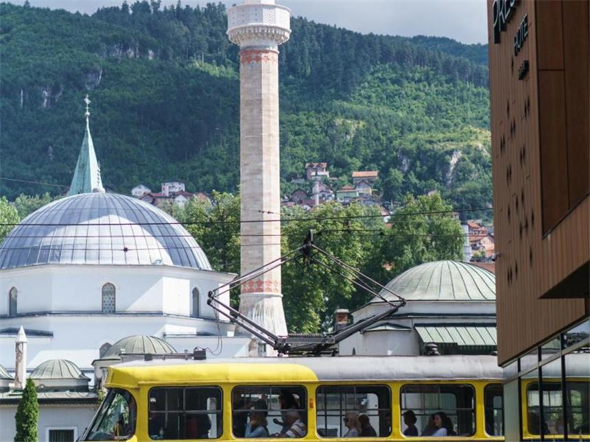 Erinnerung an den Krieg: Sarajevos "Tunnel des Lebens" Blick auf die Kaisermoschee in Sarajevo: Die Stadt ist muslimisch geprägt, doch pflegt einen entspannten und liberalen Lebensstil. Foto: Philipp Laage/dpa-tmn