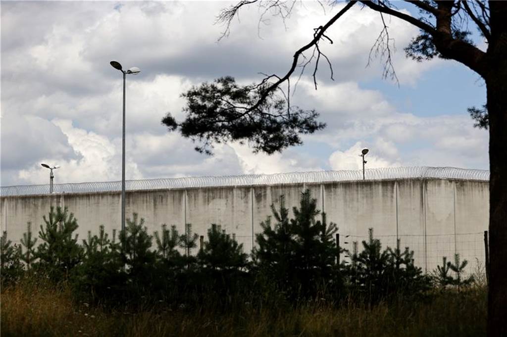 Attentäter von Halle nimmt Geiseln in Gefängnis bei Magdeburg Blick auf die Mauern der Justizvollzugsanstalt Burg.