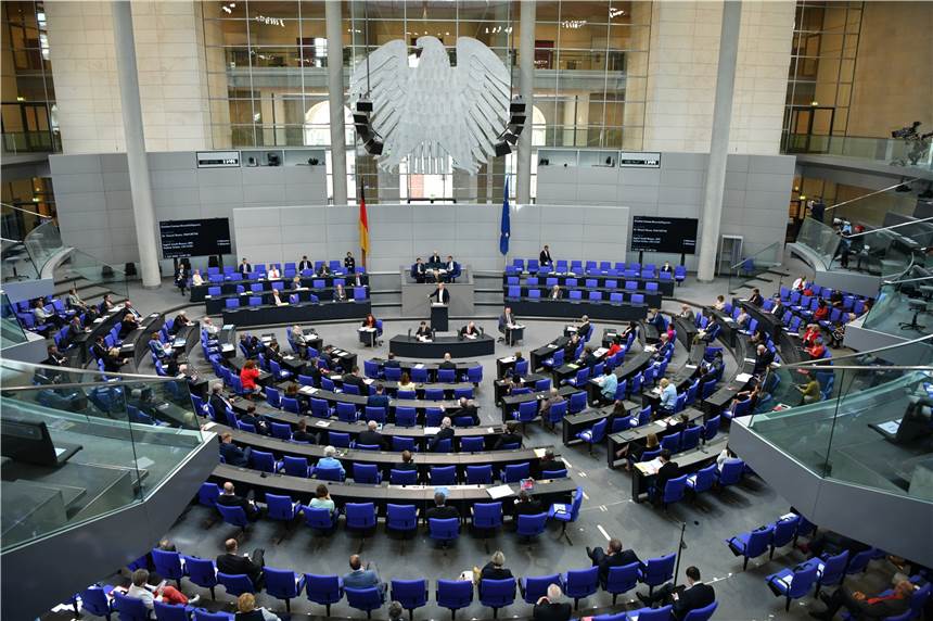Bundestag beschließt Mehrwertsteuersenkung und Kinderbonus Blick auf die Sondersitzung des Deutschen Bundestages.