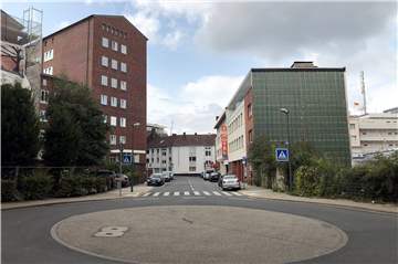 Blick auf die Straße "Grafenhof": Links das bereits umgezogene Gesundheitsamt, das auch den Drogenkonsumraum aufnehmen soll, und rechts Wohnbebauung und ein Hotel.