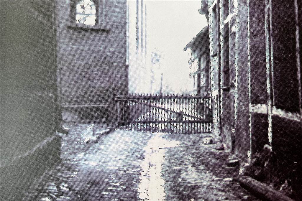 Ausgelöschtes jüdisches Leben: Nur steinerne Zeugen sind geblieben Historisches Bild von der alten Rekumer Straße mit Kopfsteinpflaster