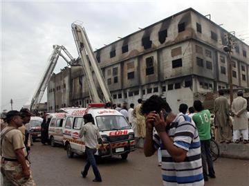 Blick auf die Textilfabrik in Karachi, in der mehr als 250 Menschen verbrannten. Foto: Rehan Khan