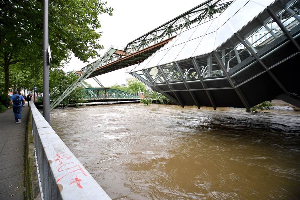 Unwetter in NRW: Zahl der Toten steigt, über Tausend Menschen werden noch vermisst – Liveblog Blick auf die überflutete Station der Schwebebahn in der Pestalozzistraße über der Wupper. Nach dem Unwetter mit sintflutartigen Regenfällen in NRW laufen die Aufräumarbeiten.