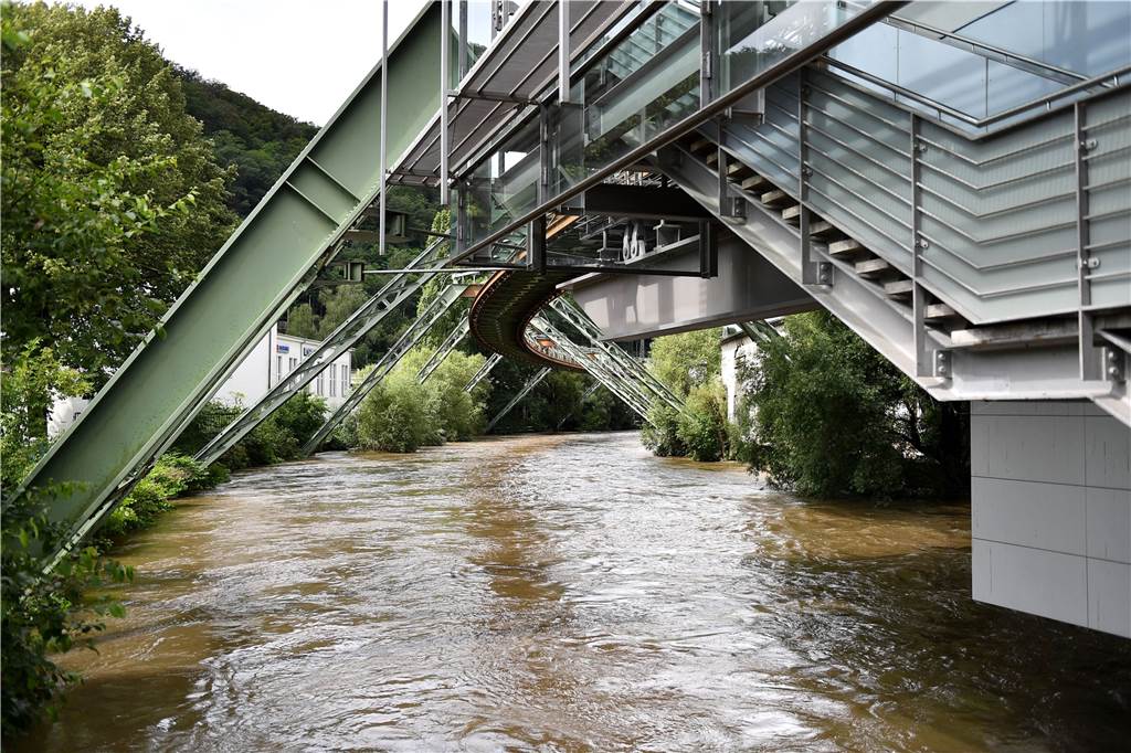 Unwetter in NRW: Zahl der Toten steigt, über Tausend Menschen werden noch vermisst – Liveblog Blick auf die überflutete Station der Schwebebahn in der Pestalozzistraße über der Wupper. Nach dem Unwetter mit sintflutartigen Regenfällen in NRW laufen die Aufräumarbeiten.