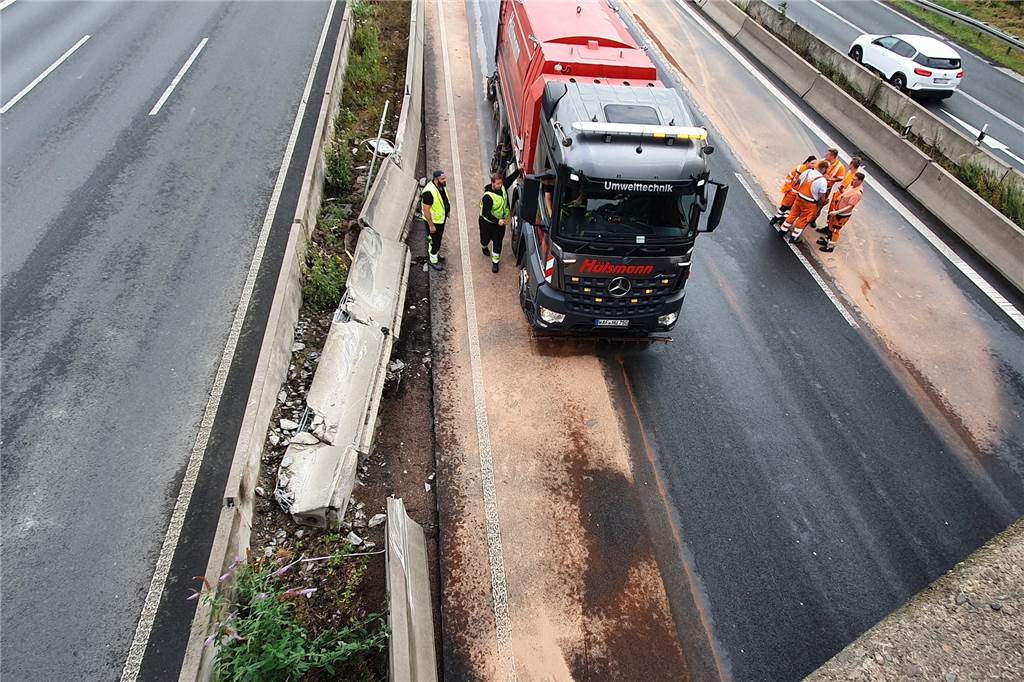 Lkw-Unfall: A1 im Kreuz Dortmund/Unna war zehn Stunden lang gesperrt Blick auf die Unfallstelle am Donnerstagmorgen: In diese Betonwand zwischen den Fahrbahnen der A1 im Kreuz Dortmund/Unna krachte um 4.45 Uhr ein Lkw.
