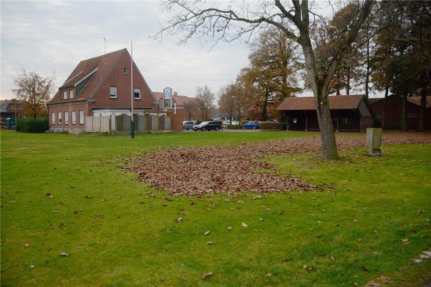 Politik berät über Pläne für Alstätter Dorfplatz Blick auf Dorfplatz: Schirmschoppe, das Privathaus und im Hintergrund die Lebensmittelmärkte: Der Dorfplatz soll für dem Nahversorgungszentrum weichen.