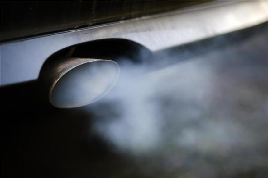 Aufwendige neue Abgastests: Lieferengpässe bei VW möglich Blick auf ein Auspuffrohr in einer Werkstatt. Foto: Ina Fassbender