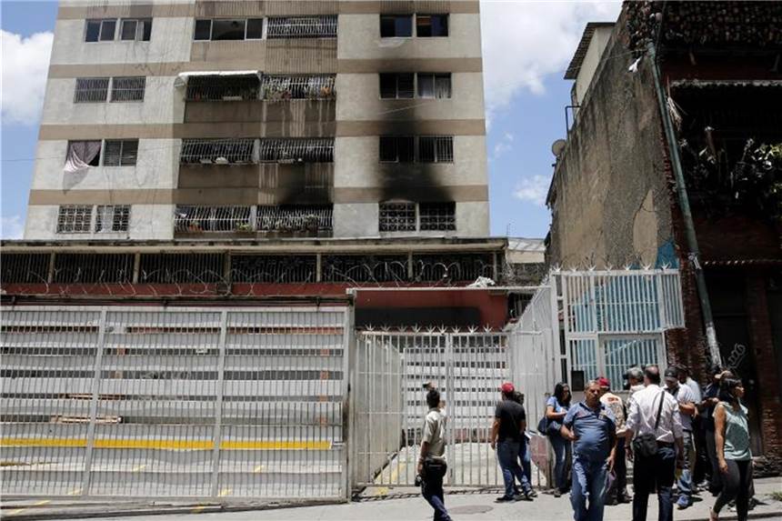 Großfahndung nach möglichem Attentat auf Maduro Blick auf ein Gebäudekomplex, in den vermeintlich eine mit Sprengstoff bestückte Drohne gekracht sein soll. Foto: Ariana Cubillos/AP