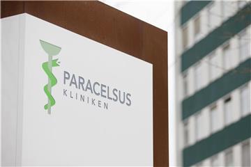Blick auf ein Schild der Paracelsus Kliniken in Osnabrück (Niedersachsen) Foto: Friso Gentsch