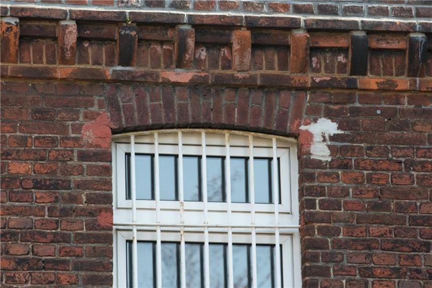 Standort für neues Gefängnis in Münster steht fest Blick auf ein vergittertes Fenster der denkmalgeschützten JVA Münster. Foto: Friso Gentsch/Archiv