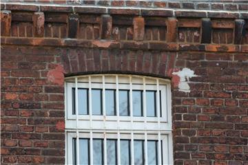 Blick auf ein vergittertes Fenster der denkmalgeschützten JVA Münster. Foto: Friso Gentsch/Archiv