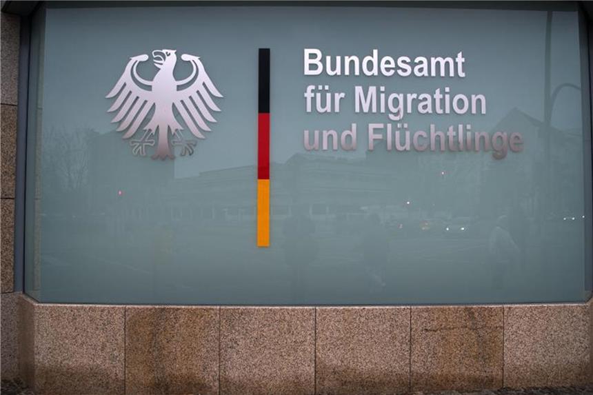 Bamf weist in Asyl-Affäre Vertuschungsvorwurf zurück Blick auf eine BAMF-Außenstelle. Nach Unregelmäßigkeiten gibt es nun Überprüfungen. Foto: Bernd von Jutrczenka