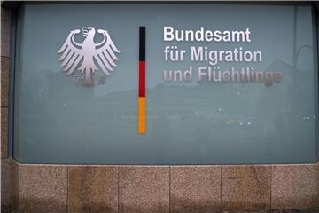 Blick auf eine BAMF-Außenstelle. Nach Unregelmäßigkeiten gibt es nun Überprüfungen. Foto: Bernd von Jutrczenka