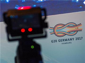 Blick auf eine Kamera im G20-Medienzentrum. Die kurzfristig entzogenen Zulassungen von Journalisten beschäftigen nun die Datenschutzbeauftragte der Bundesregierung. Foto: Christina Sabrowsky/Archiv