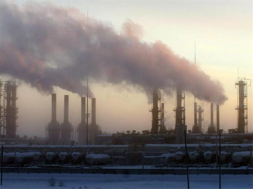 Russland steigert 2014 Ölproduktion - Gasförderung sinkt Blick auf eine Öl- und Gasförderanlage im russischen Nowy Urengoi. Dem russischen Staat gehören mehr als 50 Prozent der heimischen Ölindustrie. Foto: epa