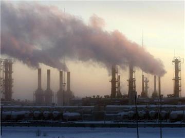 Blick auf eine Öl- und Gasförderanlage im russischen Nowy Urengoi. Dem russischen Staat gehören mehr als 50 Prozent der heimischen Ölindustrie. Foto: epa