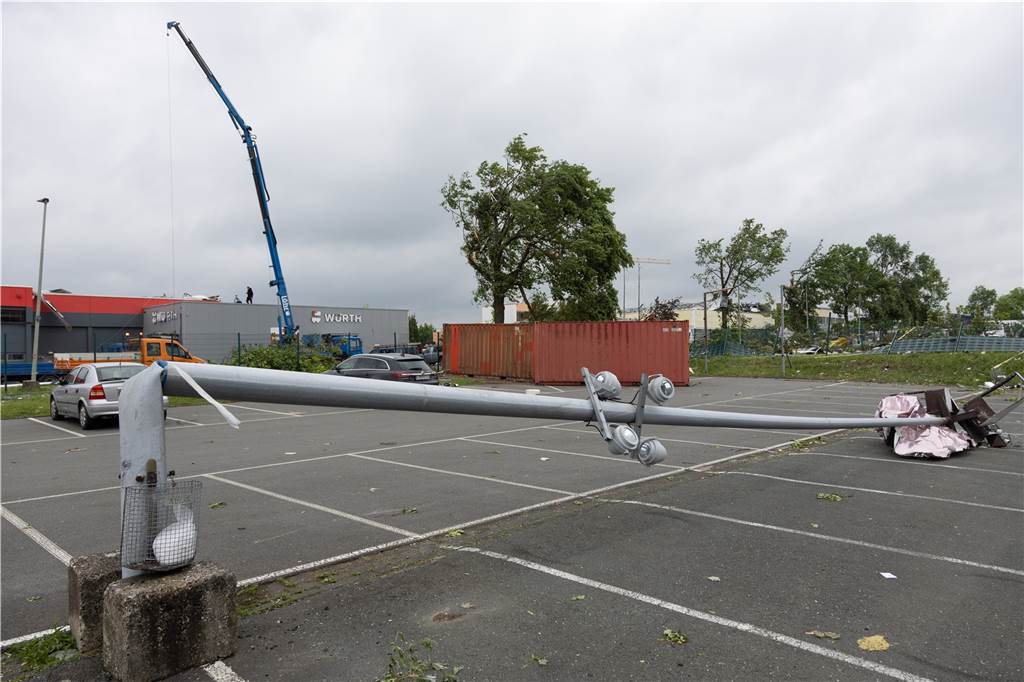 Nach schweren Tornadoschäden: Wüst und Reul besuchen betroffene Gebiete Blick auf einen abgeknickten Laternenmast in Paderborn.