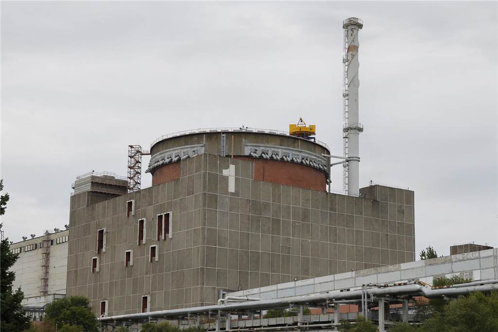 Jodtabletten nach einem Atomunfall lagern an einem sicheren Ort Blick auf einen Block des Kernkraftwerks Saporischschja.