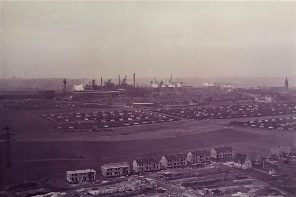 Hacheney: Ein Stadtteil mit zu wenig Platz und vielen Problemen Blick auf Hacheney Ende der 1950er von der Halde der Zeche Crone in Richtung Phoenix-West