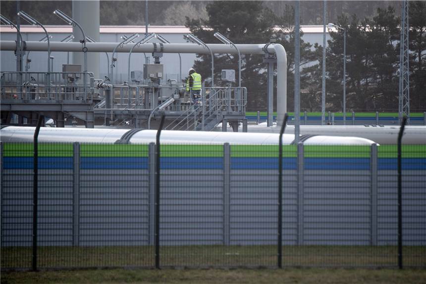 Nord Stream 2: Wer bei einem Aus für die Pipeline viel Geld verlieren würde Blick auf Rohrsysteme und Absperrvorrichtungen in der Gasempfangsstation der Ostseepipeline Nord Stream 2. Vor dem Hintergrund des eskalierenden Russland-Ukraine-Konflikts stoppt die Bundesregierung das Genehmigungsverfahren für die russisch-deutsche Erdgasleitung Nord Stream 2 bis auf Weiteres.