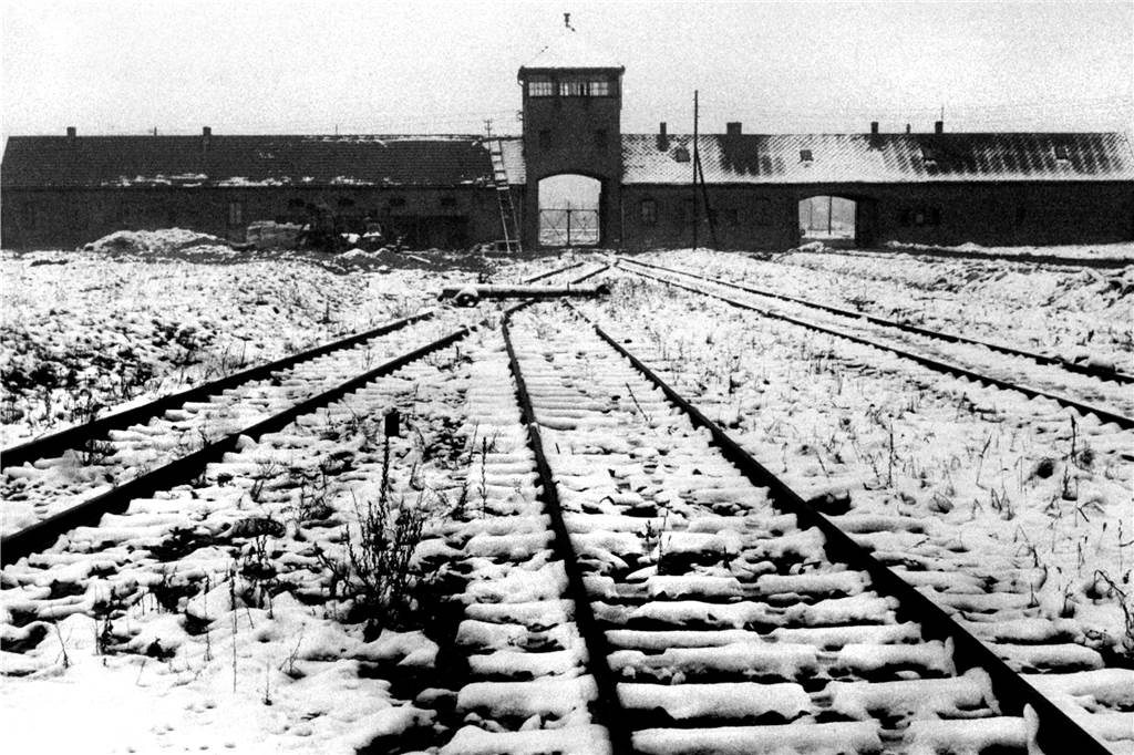 Blick auf schneebedeckte Gleise, die zu den Gaskammern des Konzentrationslagers Auschwitz führten (undatiertes Archivfoto). Mehr als zwanzig Prozent der Opfer des Holocaust wurden in dem zwischen den polnischen Städten Krakau und Kattowitz gelegenen Lager ermordet. Am 27.01.1945 wurde das Lager von sowjetischen Truppen befreit.