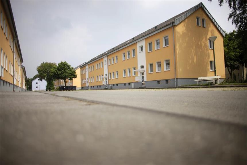 Land will Unna-Massen weiter nutzen Blick auf verlassene Wohnungen am Montag (29.06.2009) in der verlassenen Landesstelle in Unna-Massen. Die ehemalige zentrale Aufnahmestelle des Landes Nordrhein-Westfalen für Aussiedler, Zuwanderer und Flüchtlinge in Unna-Massen schließt am Dienstag (30.06.2009) endgültig ihre Tore. Foto: Rolf Vennenbernd dpa/lnw (zu dpa-KORR: "Flüchtlinge lassen eine Geisterstadt zurück" vom 30.06.2009) +++(c) dpa - Bildfunk+++