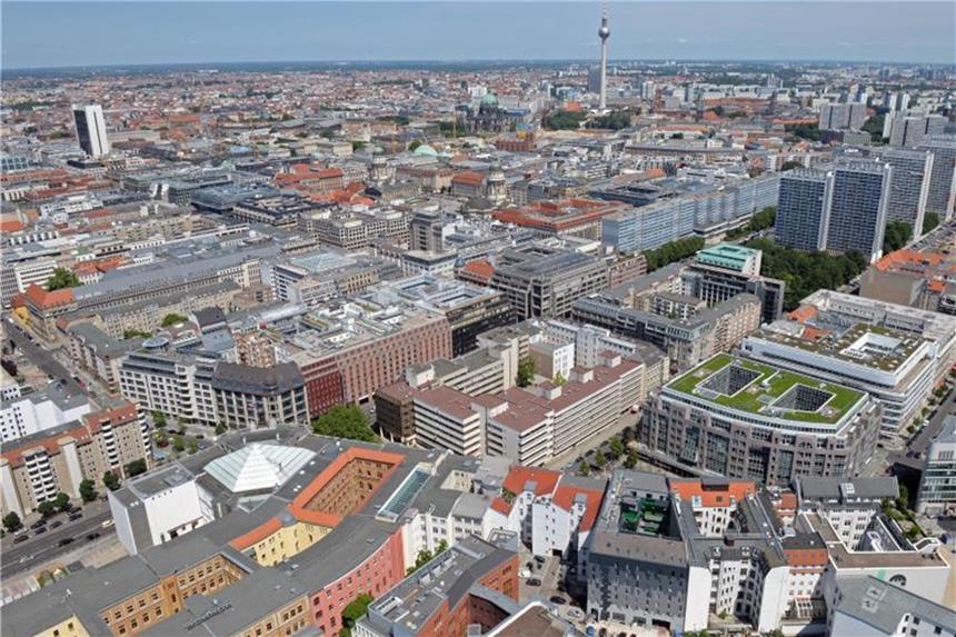 Baugenehmigungen für Wohnungen steigen wieder Blick auf verschiedene Gebäude im Berliner Stadtzentrum. In Deutschland wird immer mehr gebaut. Foto: Ralf Hirschberger