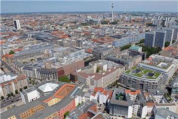 Blick auf verschiedene Gebäude im Berliner Stadtzentrum. In Deutschland wird immer mehr gebaut. Foto: Ralf Hirschberger