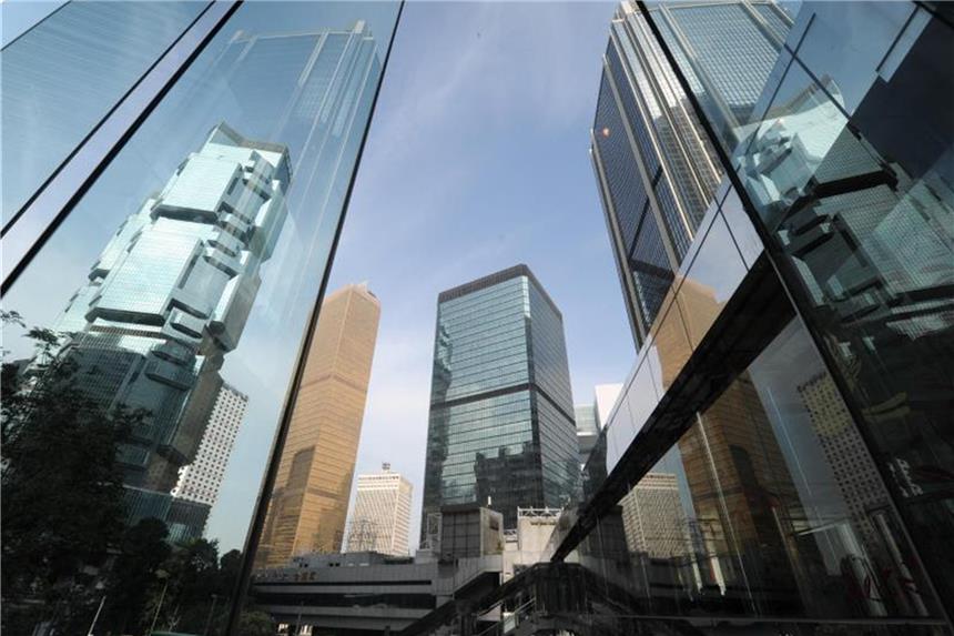 Schuldenlast vieler Länder könnte bald zum Problem werden Blick auf Wolkenkratzer und Bürohochhäuser im Bankenviertel von Hongkong. Foto: Jens Kalaene/Archiv