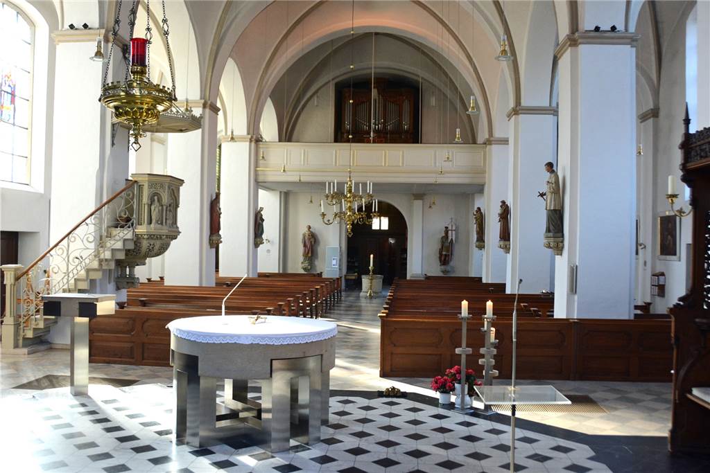 Warum die Mauritius-Kirche und das gesamte Dorf vor 300 Jahren umziehen mussten Blick aus dem Altarraum in die Kirche mit den Heiligenfiguren an den Pfeilern.