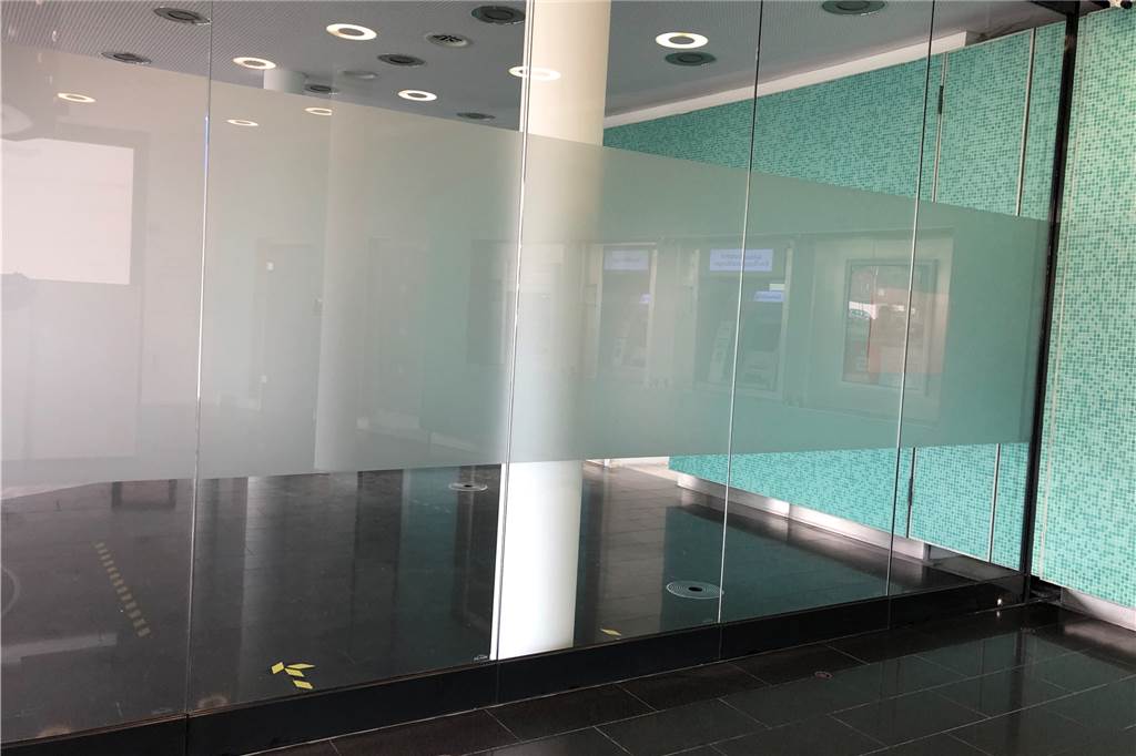 Hospizgruppe: Neues Domizil in Selm holt das Thema Sterben ins Leben Blick aus dem SB-Bereich der Sparkasse zur künftigen Geschäftsstelle der Hospizgruppe.