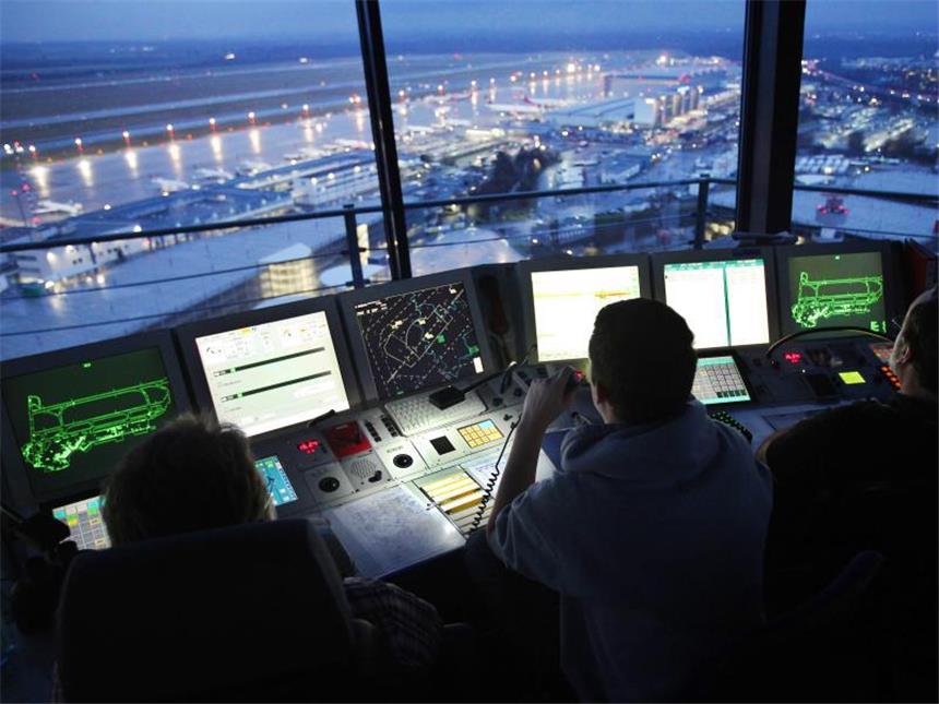 Bombe am Flughafen Düsseldorf erfolgreich gesprengt Blick aus dem Tower des Flughafens Düsseldorf. Foto: Oliver Berg/Archiv
