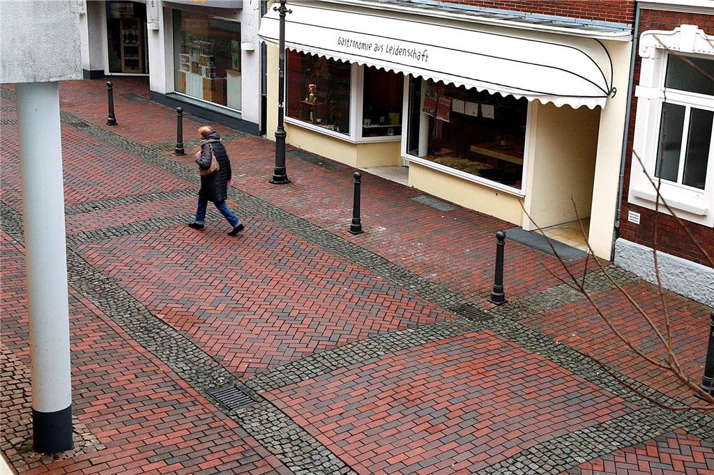 Stadt lässt Stolperfallen im Straßenpflaster beseitigen Blick aus der Redaktion der Halterner Zeitung auf die Straße Gantepoth