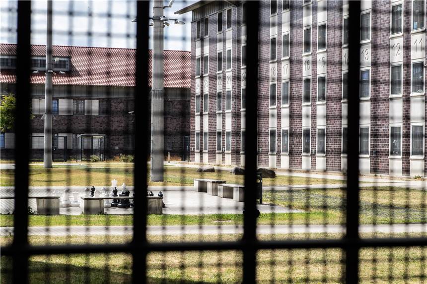 Massiver Corona-Ausbruch in JVA in NRW - Gefangene werden jetzt doppelt weggesperrt Blick aus einem Gemeinschaftsraum der JVA Düsseldorf in den Innenhof.