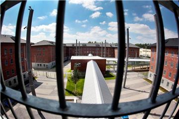 Blick aus einer Zelle in einer Justizvollzugsanstalt. Foto: Oliver Berg/Archiv