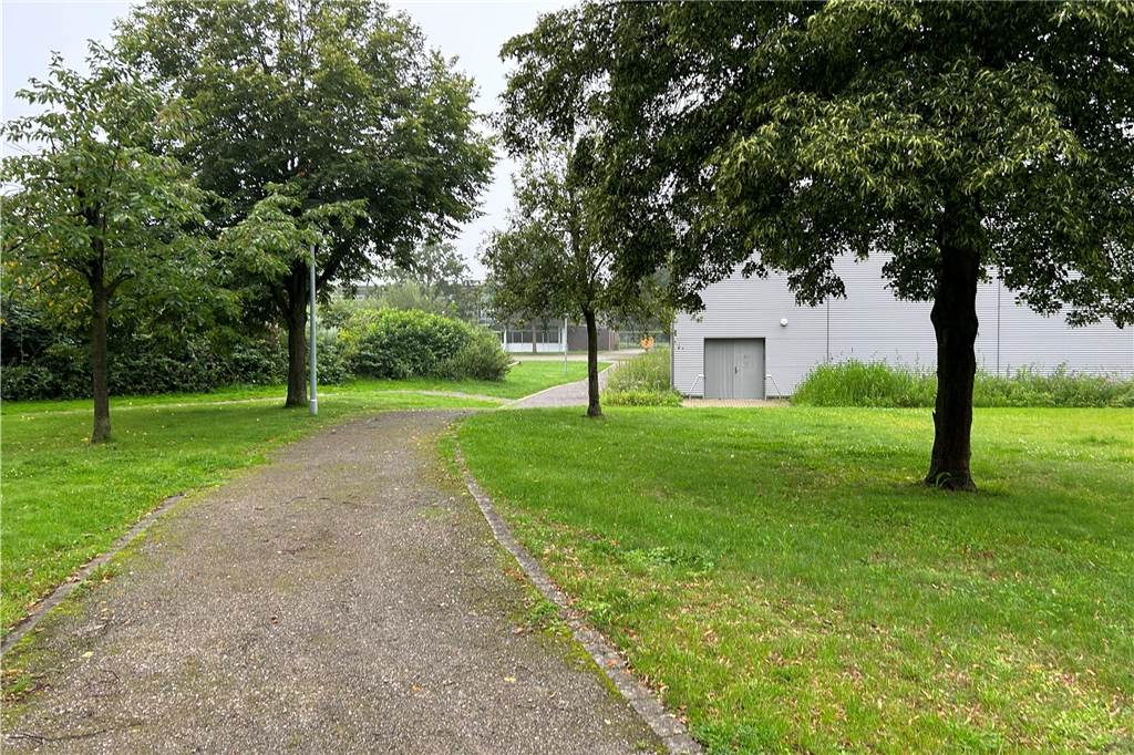 Oberstufenerweiterungsbau: „Plan B oder C für Standort im Hinterkopf“ Blick aus Richtung des künftigen Hotel-Quartiers zur Gesamtschule. Der Oberstufenerweiterungsbau wäre aus Sicht der Schule im Quartier am besten platziert.
